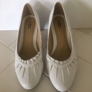 Valley Lane Low Heels Size 7XW.